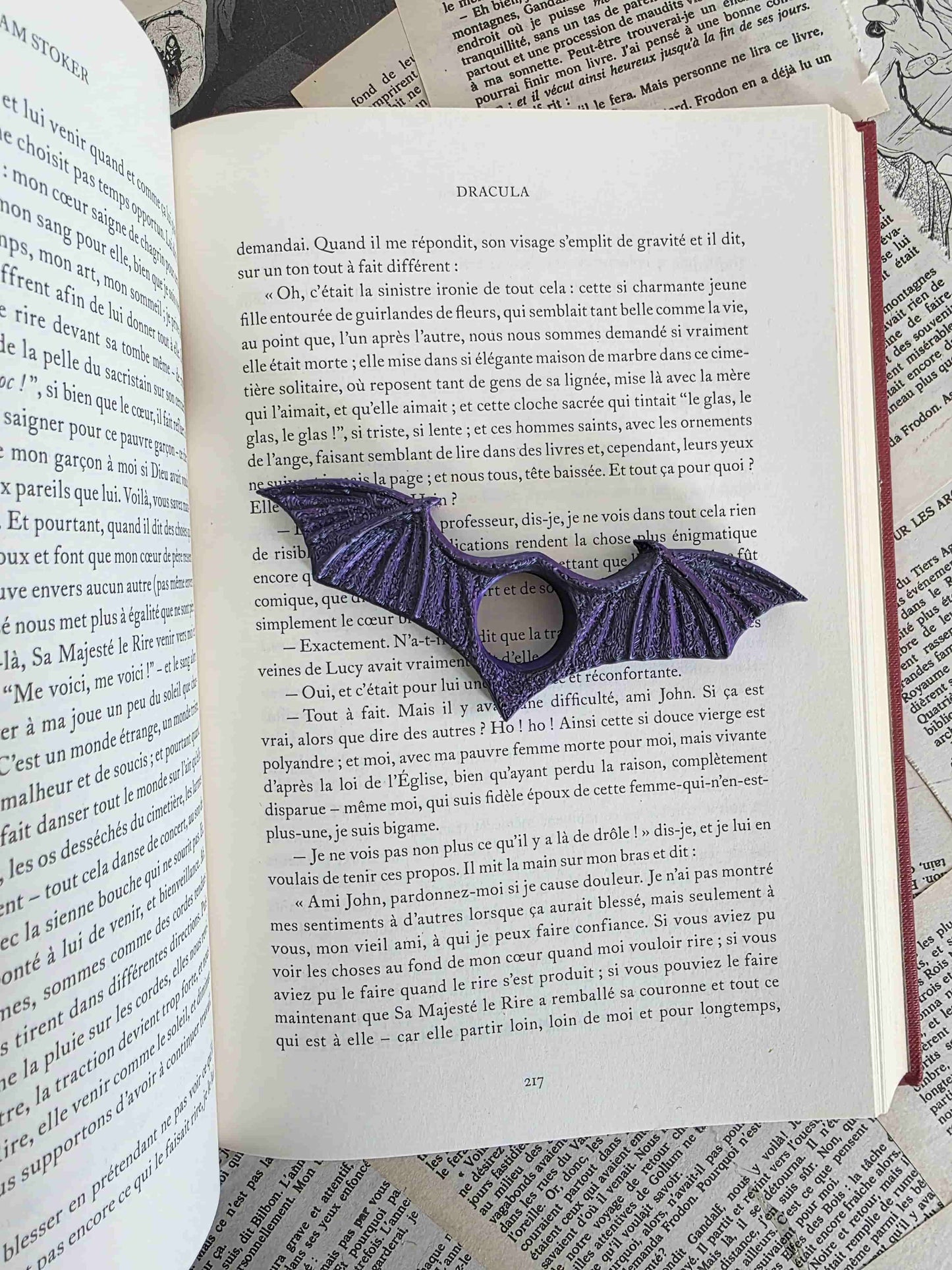 bague de lecture ailes de chauve-souris, vampire. Pour passionné de bit-lit. impression 3D en PLA noir et violet. Fait main. Bellette workshop. Reading ring, 3d printed. Fantasy. Fantastique. Handmade with love. For booklovers. Cadeau fait main. Posé dans un livre