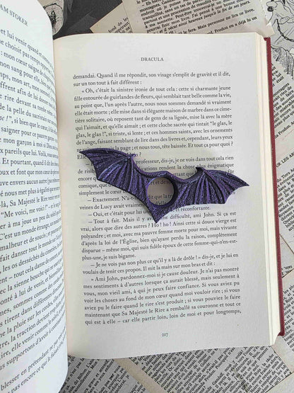 bague de lecture ailes de chauve-souris, vampire. Pour passionné de bit-lit. impression 3D en PLA noir et violet. Fait main. Bellette workshop. Reading ring, 3d printed. Fantasy. Fantastique. Handmade with love. For booklovers. Cadeau fait main. Posé dans un livre