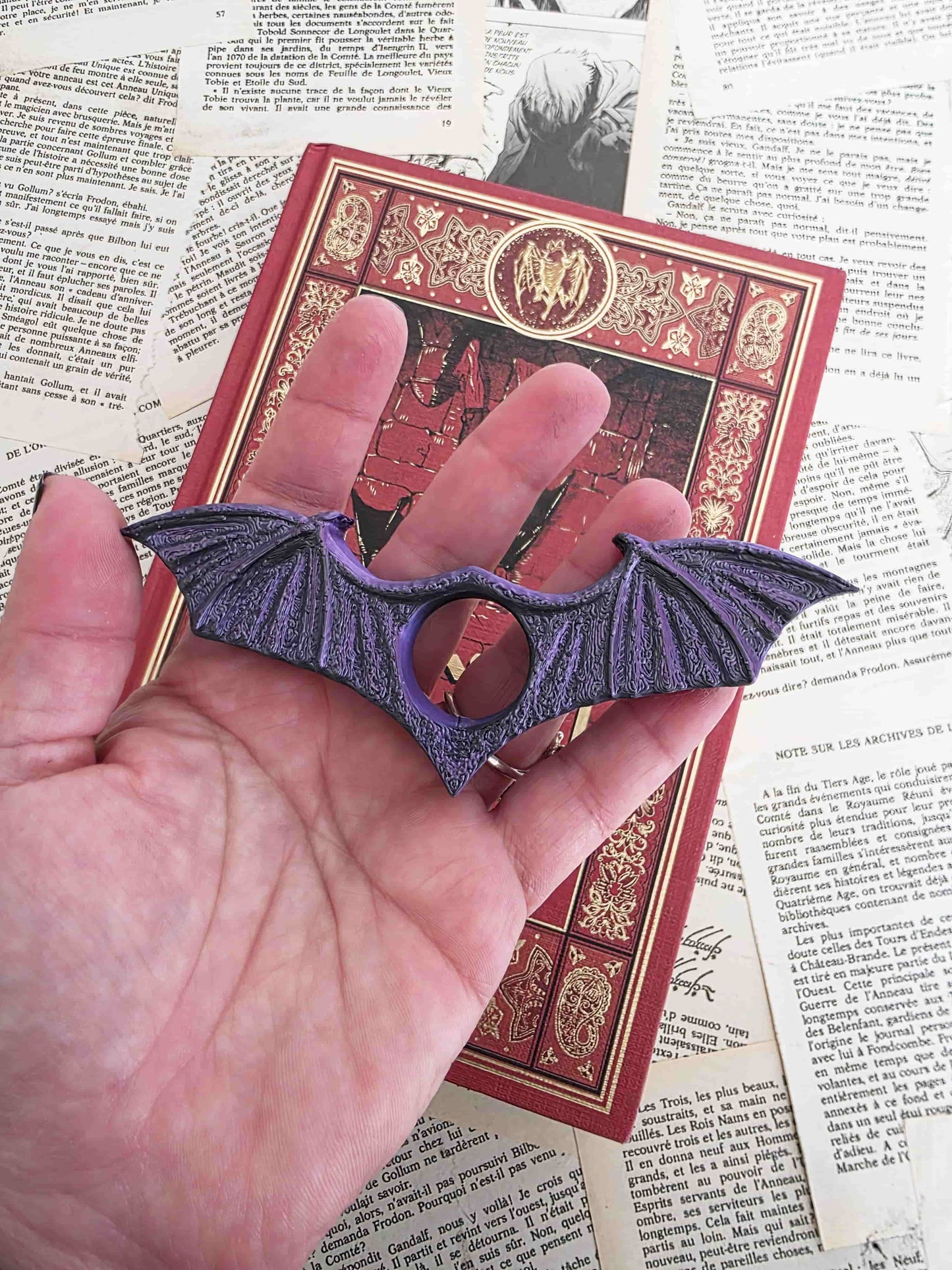 bague de lecture ailes de chauve-souris, vampire. Pour passionné de bit-lit. impression 3D en PLA noir et violet. Fait main. Bellette workshop. Reading ring, 3d printed. Fantasy. Fantastique. Handmade with love. For booklovers. Cadeau fait main. montré avec livre dracula