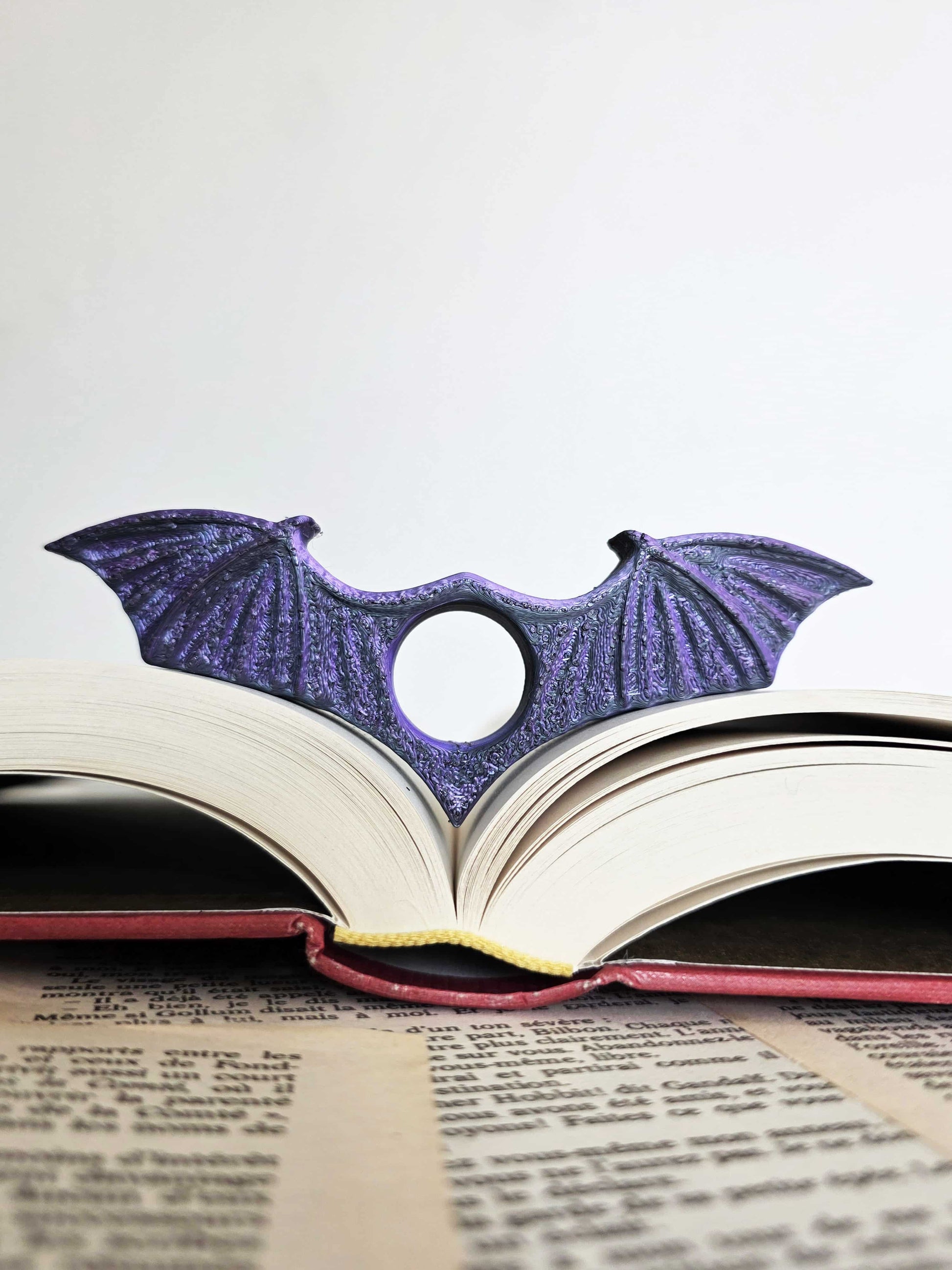 bague de lecture ailes de chauve-souris, vampire. Pour passionné de bit-lit. impression 3D en PLA noir et violet. Fait main. Bellette workshop. Reading ring, 3d printed. Fantasy. Fantastique. Handmade with love. For booklovers. Cadeau fait main