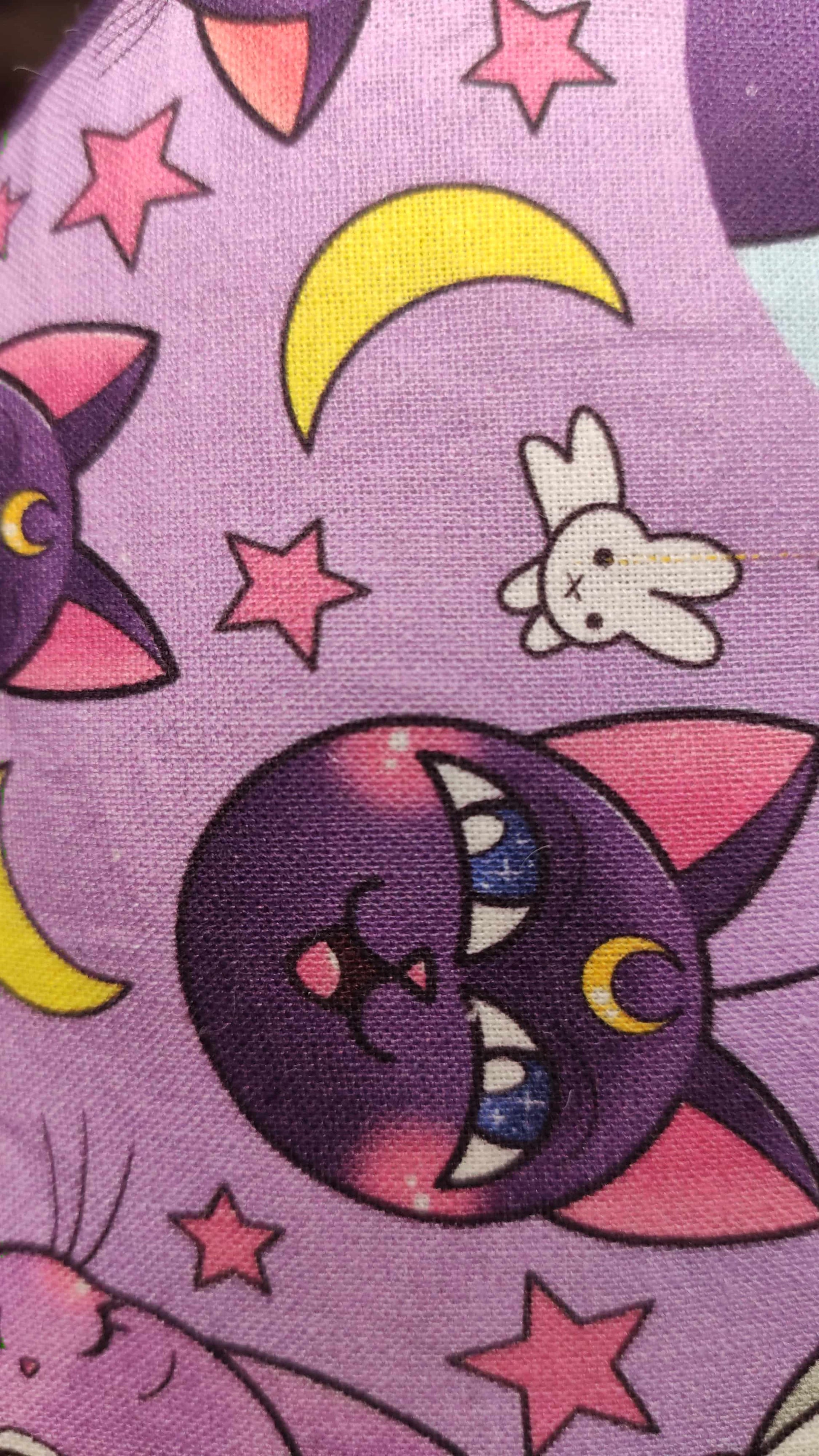 coussin de lecture, support pour livre, accessoires livresque, porte-livre inspiré de l'univers de sailor moon. Ouate rembourré. Bellette Workshop. Chats.zoom sur les détails